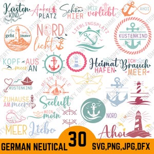 Op de afbeelding: Een verzameling van 30 nautische ontwerpen met ankers, vuurtorens en zinnen als "Kustenkind" en "Nordlicht". Beschikbaar in SVG-, PNG-, JPG- en DFX-formaten. De ontwerpen zijn in verschillende kleuren.