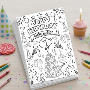 Puede incluir: Una pila de libros para colorear con tem&aacute;tica de cumplea&ntilde;os. La portada presenta las palabras "Happy Birthday" sobre una pancarta con el nombre "Blake Hudson". El dise&ntilde;o incluye globos, estrellas, una tarta y gorros de fiesta. La imagen es en blanco y negro.
