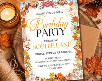 Può includere: Un biglietto d'invito rettangolare per una festa di compleanno con sfondo bianco e un bordo di foglie autunnali, fiori e bacche ad acquerello. Il testo recita: PLEASE JOIN US FOR A Birthday PARTY HONORING SOPHIE LANE FRIDAY, SEPT 26.
