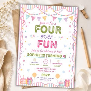 Pode incluir: Um convite de aniversário retangular com bordas listradas em tons pastel, bandeirolas coloridas e confetes. O texto diz: Join us for a FOUR ever FUN, Sophie is turning 4, Saturday April 12, 20XX, 3:00 PM, Olivia's House, e detalhes de RSVP.