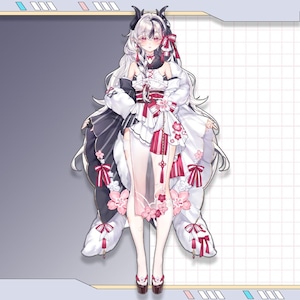 K&ouml;nnte beinhalten: Anime-Illustration eines Charakters mit wei&szlig;em und schwarzem Haar, der ein wei&szlig;es und rotes, kimonoartiges Outfit tr&auml;gt. Das Outfit hat Blumen- und Schleifenakzente. Der Charakter hat H&ouml;rner und steht vor einem grau-wei&szlig;en Hintergrund.