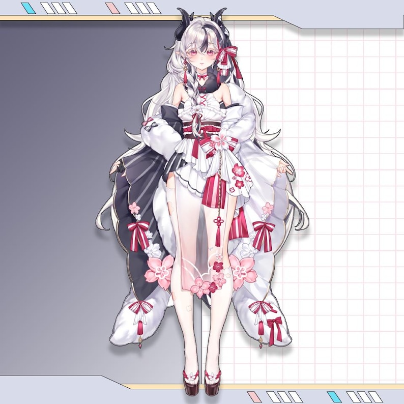 K&ouml;nnte beinhalten: Anime-Illustration eines Charakters mit wei&szlig;em und schwarzem Haar, der ein wei&szlig;es und rotes, kimonoartiges Outfit tr&auml;gt. Das Outfit hat Blumen- und Schleifenakzente. Der Charakter hat H&ouml;rner und steht vor einem grau-wei&szlig;en Hintergrund.