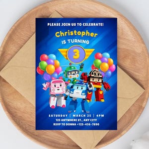 Puede incluir: Una invitación de cumpleaños con personajes de dibujos animados y globos sobre un fondo azul. La invitación dice "Christopher cumple 3 años" e incluye los detalles del evento. La invitación está sobre una bandeja de madera con un sobre.