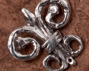 Colgante de flor de lis pequeño hecho a mano en plata de ley B110ss