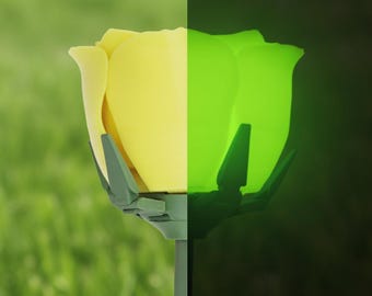 Può includere: Immagine divisa di una rosa gialla. Il lato sinistro mostra la rosa alla luce del giorno, mentre il lato destro si illumina di verde. La rosa è su uno stelo verde con foglie verdi. Lo sfondo è verde sfocato.