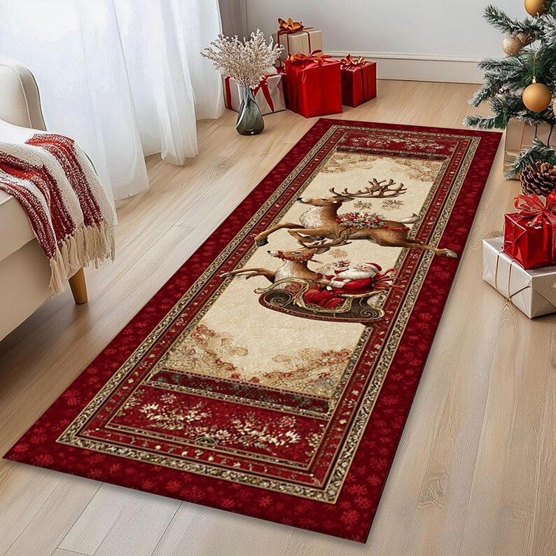 Op de afbeelding: Een rechthoekig kersttapijt met een rode rand en een cr&egrave;mekleurig middenstuk. Het middenstuk toont de kerstman in een slee getrokken door rendieren. Het tapijt heeft een decoratief bloemen- en sneeuwvlokkenpatroon.