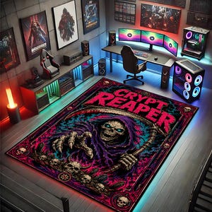 Può includere: Un tappeto rettangolare Crypt Reaper con una grafica di teschio, una falce e la scritta "Crypt Reaper" in rosso. Il tappeto è principalmente nero, rosa e verde acqua, con un bordo di teschi. Il tappeto si trova in una sala giochi.