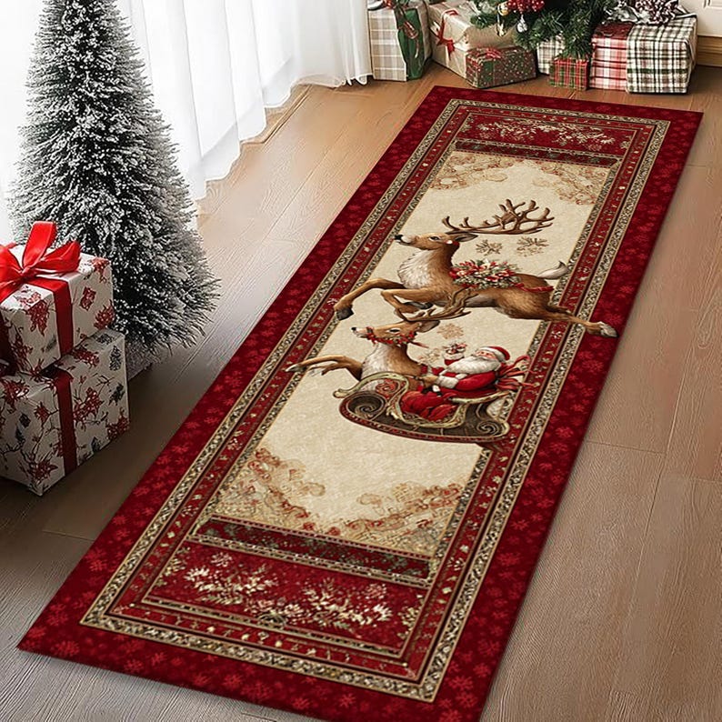 Op de afbeelding: Een rechthoekig kerstlopertapijt met een rode rand en een cr&egrave;mekleurig middenstuk. Het middenstuk toont de kerstman in een slee getrokken door rendieren. Het tapijt heeft een bloemenpatroon en ligt op een houten vloer.
