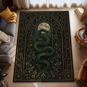 Può includere: Un tappeto rettangolare con un design dettagliato di un serpente verde arrotolato davanti a una luna piena. Il tappeto ha una combinazione di colori verde scuro e oro con un arco gotico ed elementi floreali. Il tappeto è posto su un pavimento in legno.