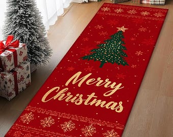 Op de afbeelding: Een rode kerstlopermat met een groene kerstboom en gouden sneeuwvlokken. De woorden "Merry Christmas" staan in gouden letters. De loper is rechthoekig en heeft een feestelijk ontwerp.