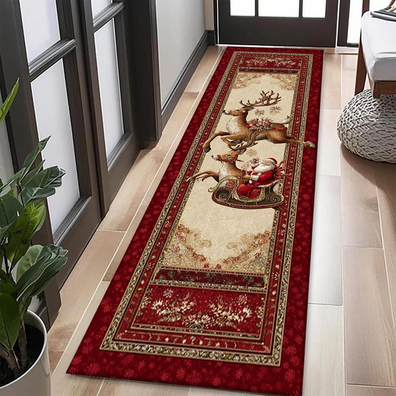 Op de afbeelding: Een rechthoekige kerstlopermat. Het tapijt heeft een cr&egrave;mekleurig midden met een feestelijk ontwerp van de kerstman in een slee getrokken door rendieren. De rand en de uiteinden zijn rood met decoratieve patronen.