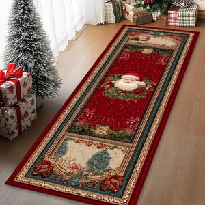 Op de afbeelding: Een rechthoekig kersttapijt met een rode achtergrond en een ontwerp van de kerstman in het midden. Het tapijt heeft een decoratieve rand met groene en gouden accenten en feestelijke afbeeldingen.