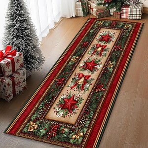 Könnte beinhalten: Ein rechteckiger Weihnachtsläufer mit festlichem Design. Der Teppich hat eine zentrale beige Fläche, die mit roten Sternen, Glocken und Schleifen verziert ist, umgeben von einem Rand aus grünem Laub, roten Beeren und Tannenzapfen. Die Ränder sind rot.
