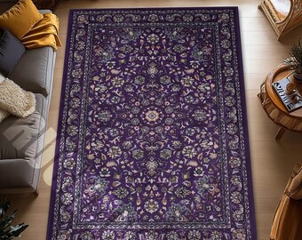 Puede incluir: Una alfombra rectangular grande con un intrincado diseño floral en tonos morados, crema y azul. La alfombra presenta un borde detallado y un diseño de medallón central. Está colocada sobre un suelo de madera, con muebles visibles en el fondo.