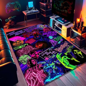 Può includere: Un tappeto rettangolare con sfondo nero e grafica al neon. Il tappeto presenta immagini di una zucca, uno zombie, un simbolo di pericolo biologico e le parole "HORROR!" e "LIVING DEAD GIRL". Il tappeto è progettato con un tema horror.