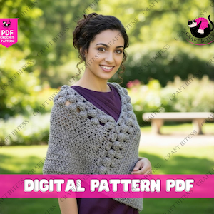 Puede incluir: Una mujer con un chal de ganchillo gris. El chal tiene un diseño calado texturizado con detalles de bolitas. La imagen incluye el texto "DIGITAL PATTERN PDF" y logotipos de Craft Bitess.