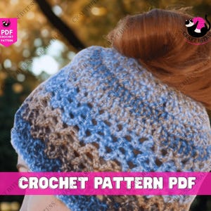 Può includere: Un cappello all'uncinetto blu, marrone e bianco con uno chignon. Il cappello è realizzato con un motivo a punto strutturato. L'immagine include il testo "CROCHET PATTERN PDF".