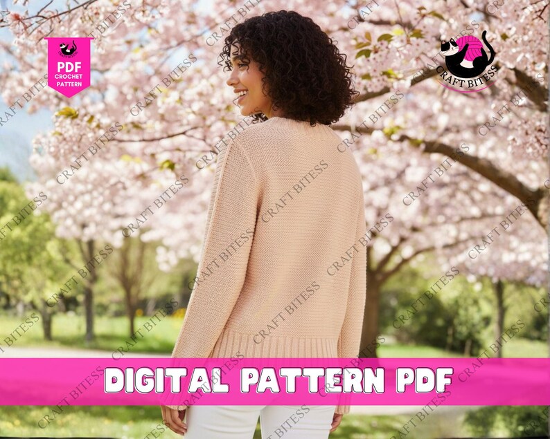 Pu&ograve; includere: Una donna indossa un maglione color pesca chiaro, davanti a un albero in fiore. L'immagine include il testo "DIGITAL PATTERN PDF" su uno striscione rosa. Il maglione ha bordi a coste. Lo sfondo presenta fiori rosa e fogliame verde.