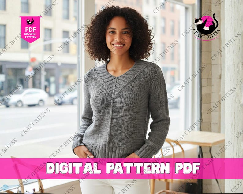 Pu&ograve; includere: Una donna indossa un maglione grigio a maglia con scollo a V. Il maglione ha polsini e orlo a coste. L'immagine include il testo "DIGITAL PATTERN PDF".