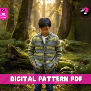Könnte beinhalten: Eine Person trägt eine gestreifte Strickjacke in Grau-, Gelb- und Blautönen, zugeknöpft. Die Szene spielt in einem Wald. Ein rosa Banner unten zeigt "DIGITAL PATTERN PDF".