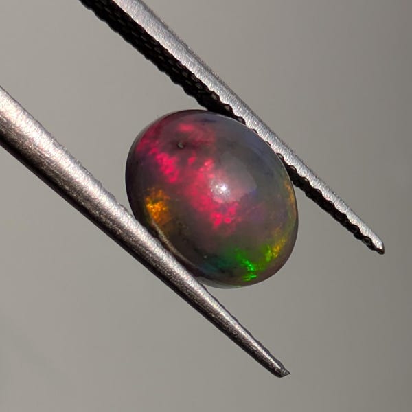 Cabochon di opale nero etiope naturale: pietra preziosa ovale sciolta da 1,60 ct