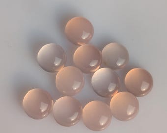 Naturalny kaboszon z chalcedonu brzoskwiniowego: okrągły kształt, płaski tył, kalibrowane kamienie szlachetne