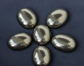 Oval cabochon med gyllene pyrit – kalibrerad naturlig ädelsten med platt baksida