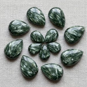 Cabujones de serafinita AAA+ en forma de pera / Gemas verdes calibradas de base plana para la fabricación de joyas.