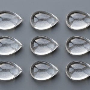 Cabujones de cuarzo cristalino AAA+ en forma de pera / Piedras preciosas transparentes calibradas con base plana para joyería