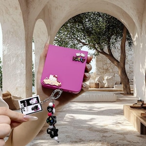 Adorable Cat Chain Case for Samsung Z Flip 3–7, Cute Protective Cover, Kawaii Gift for Her, Fun Accessory, Trendy Flip Phone Case