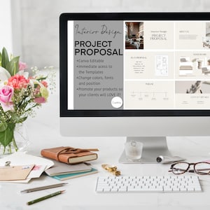 Può includere: Un monitor di computer mostra un modello di proposta di progetto di interior design. Lo schermo mostra una presentazione con il testo "Interior Design PROJECT PROPOSAL" e punti elenco. Un mazzo di fiori, una tastiera e forniture per ufficio sono sulla scrivania.