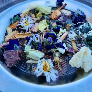 Könnte beinhalten: Set aus drei Keramikbechern mit gesprenkelter, matter Oberfläche. Die Becher sind in Creme-, Hellgrau- und Dunkelgrautönen gehalten. Jeder Becher hat ein schlichtes, minimalistisches Design, ideal für Kaffee oder Tee.