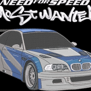 以下が含まれることがあります： ビデオゲーム「Need for Speed: Most Wanted」の青、グレー、白のBMW M3車の刺繍デザイン。「NEED FOR SPEED MOST WANTED」の文字が車の上の刺繍。車にはスポイラーと詳細なホイールが付いています。