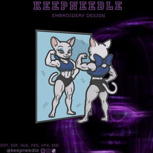 Puede incluir: Un diseño de bordado que muestra un gato musculoso flexionando frente a un espejo. El gato lleva un sujetador deportivo azul y pantalones cortos negros. El texto "KEEPNEEDLE EMBROIDERY DESIGN" está en la parte superior. El diseño incluye el texto "DST, EXP, HUS, PES, VP3, XXX] @keepneedle".