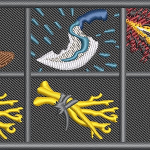 Puede incluir: Diseño bordado con una bota marrón, una media luna blanca y azul, una espada con detalles rojos y amarillos, y dos haces de ramas amarillas atadas con cinta gris. El diseño está sobre un fondo gris.