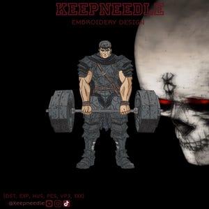 Könnte beinhalten: Ein Stickdesign mit einem muskulösen Charakter, der eine Langhantel hebt, mit einem Totenkopf auf der rechten Seite. Der Text "KEEPNEEDLE EMBROIDERY DESIGN" steht oben. Der Charakter trägt eine Rüstung. Der Hintergrund ist schwarz.