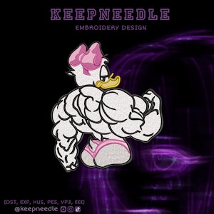 Può includere: Un disegno di ricamo raffigurante un'anatra muscolosa dei cartoni animati con fiocco e biancheria intima rosa. Il disegno è bianco con contorni neri, su sfondo nero con accenti viola. Il testo "KEEPNEEDLE EMBROIDERY DESIGN" è in alto.