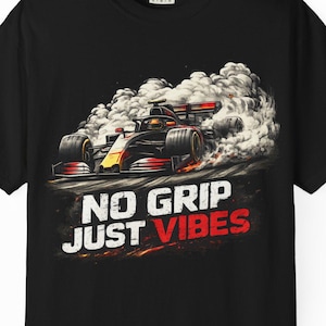 Puede incluir: Camiseta negra con un coche de carreras y el texto "NO GRIP JUST VIBES" en blanco y rojo. El coche está en movimiento, con detalles amarillos y rojos.