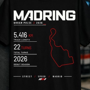 Pode incluir: Uma t-shirt preta de manga curta com texto gráfico em branco e vermelho e o contorno vermelho de um circuito de corridas. O design inclui o texto MADRING, URBAN PULSE 2026, 5.416 KM TRACK LENGTH, 22 TURNS, 2026 DEBUT SEASON e STREET SPEED MADRID.