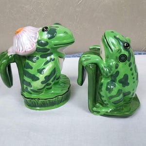 salières et poivrières grenouille vintage - Lilypadders « Raccrocher » - Philippines peintes à la main vers les années 1990