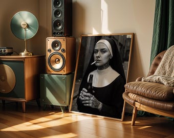 Affiche de nonne tatouée – Photographie en noir et blanc d'une nonne rebelle avec cigarette et bière Impression d'art urbain de rue, Art mural moderne en noir et blanc
