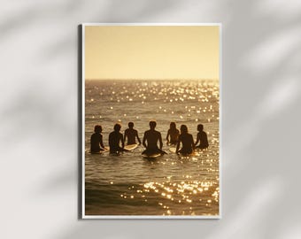 Affiche de surf vintage, silhouettes de surfeurs rétro au coucher du soleil sur l'océan, décoration murale de plage nostalgique avec ambiance années 70, impression de surf rétro