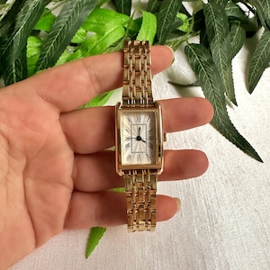 Elegante orologio rettangolare dorato da donna, quadrante con numeri romani in stile vintage, orologio minimalista con bracciale.
