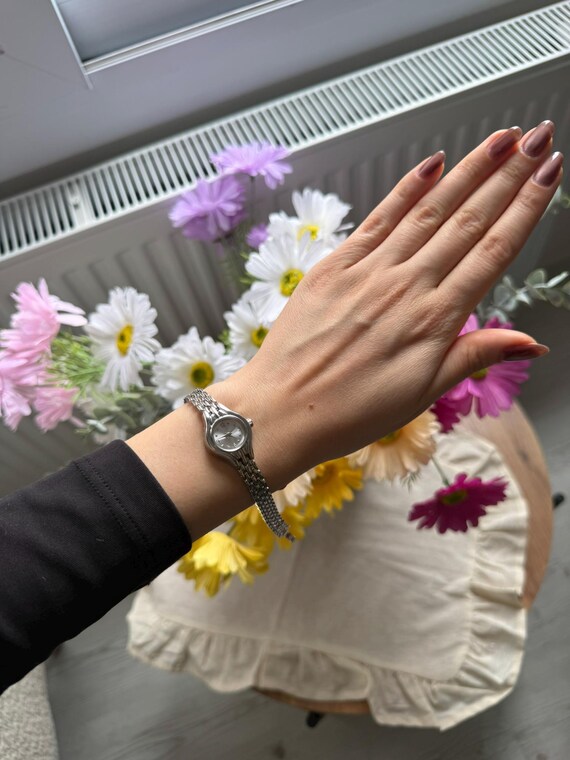 Retro Vintage Elegant Silver Watch for Women – Small Minimalist Dial