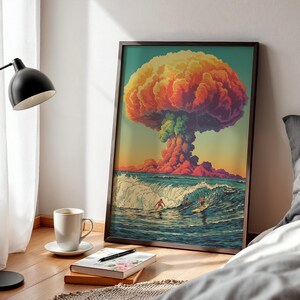 Könnte beinhalten: Ein gerahmter Kunstdruck mit einer stilisierten Illustration einer großen, farbenfrohen Wolkenformation über Meereswellen mit Surfern. Das Kunstwerk hat eine Retro-Ästhetik mit lebendigen Farbtönen von Orange, Gelb, Blau und Grün.