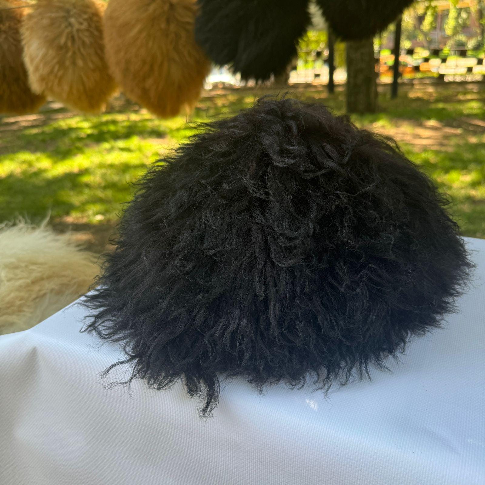 伝統的なジョージアのパパカ – 手作りの黒いウールの帽子、コーカサス