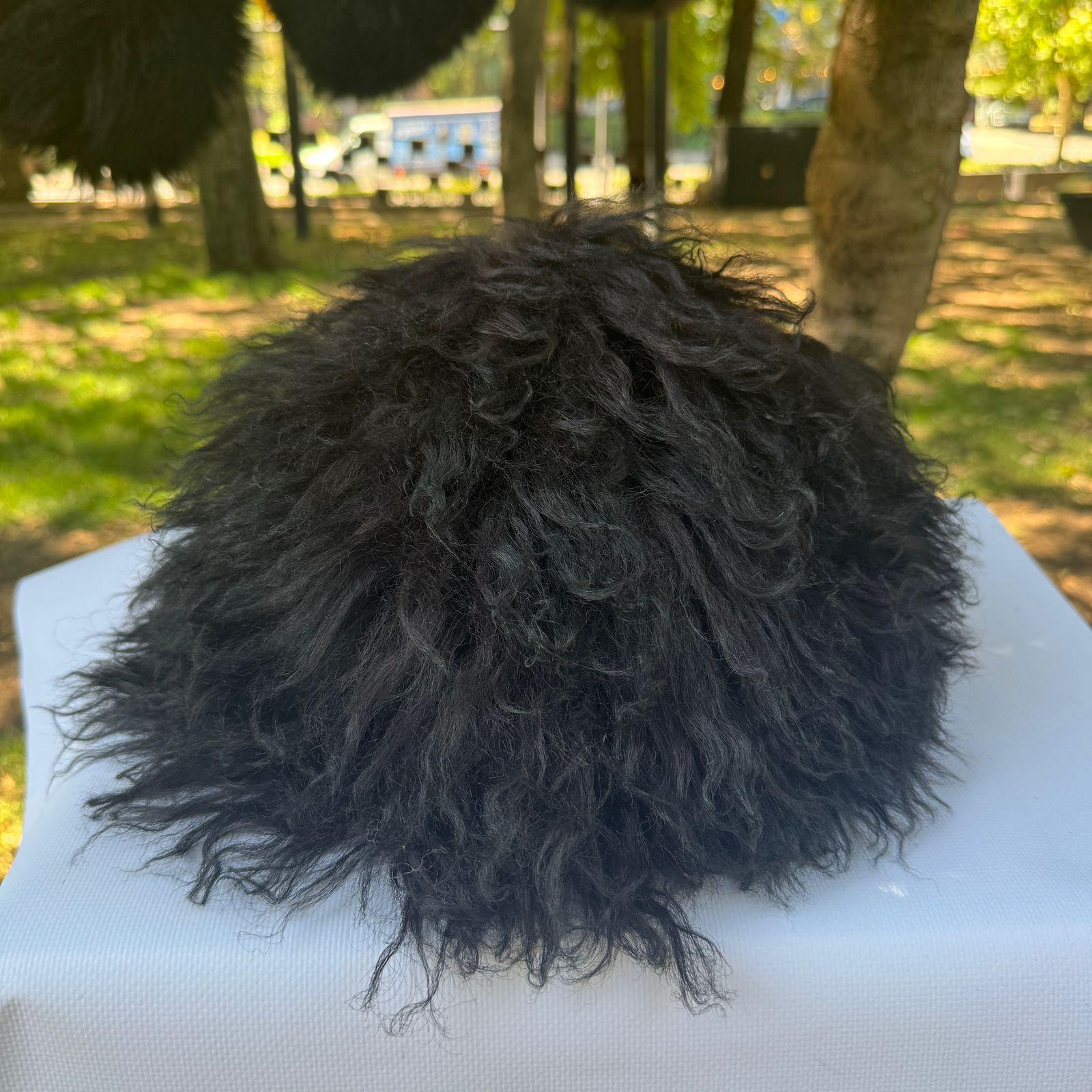 伝統的なジョージアのパパカ – 手作りの黒いウールの帽子、コーカサス