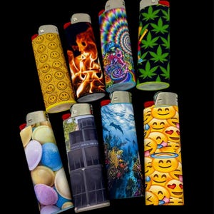 Puede incluir: Una colecci&oacute;n de ocho encendedores con varios dise&ntilde;os. Los encendedores presentan im&aacute;genes como caras sonrientes, llamas, un patr&oacute;n psicod&eacute;lico, hojas de cannabis, caramelos coloridos, una pila de altavoces, una escena submarina y caras emoji. Cada encendedor tiene un bot&oacute;n de encendido rojo.