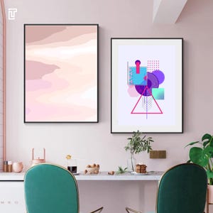 Puede incluir: Dos impresiones artísticas abstractas enmarcadas. Una presenta un diseño en capas en tonos rosa y beige. La otra muestra formas geométricas en azul, morado y verde azulado, con un triángulo rosa y un fondo blanco.