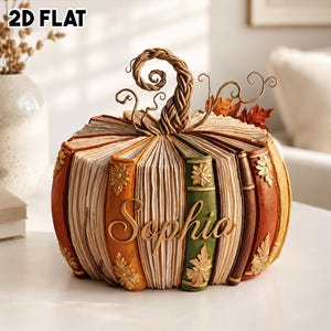 Può includere: Una scultura decorativa a forma di zucca composta da dorsi di libri impilati in tonalità arancione, verde e marrone. Il nome Sophia è scritto in corsivo dorato al centro. Un gambo intrecciato e piccole foglie autunnali si trovano in cima.